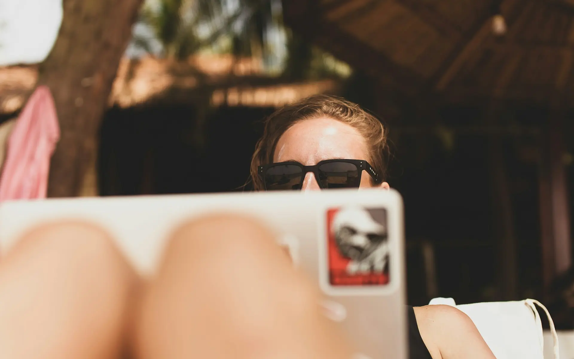 femme avec lunettes de soleil lisant un journal en voyageant