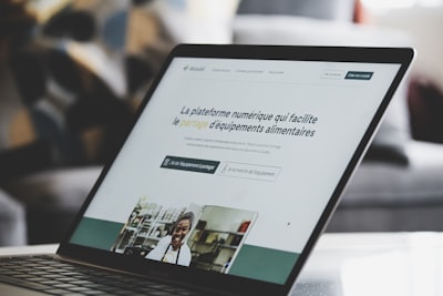 Assurance maladie télétravail étranger : les pièges légaux 2026
